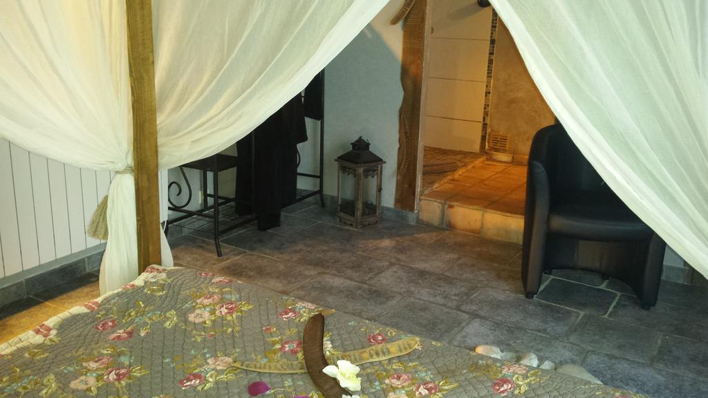 Chambres D Hotes ,Hotel ,Secret D'Une Nuit A Vicq Pres De Onnaing,Avec Piscine חדר תמונה